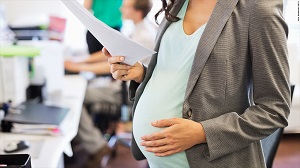 Правила написания заявления на декретный отпуск по беременности и родам + образец для скачивания