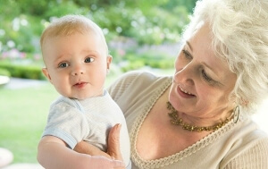 Правила оформления отпуска по уходу за ребенком бабушке и размер декретного пособия до 1.5 лет